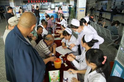 我院举办“合理膳食、天天蔬果、健康你我”--2019年全民营养周大型健康咨询活动